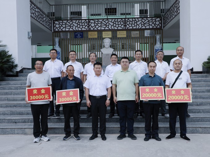 在知識的殿堂里，每一步成長都離不開愛與希望的滋養。8月26日下午，隴南一中校園內..